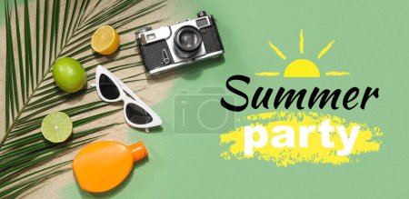 Téléchargez les photos : Bannière pour fête d'été avec accessoires de plage, agrumes et appareil photo - en image libre de droit
