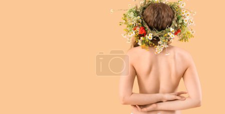 Foto de Hermosa mujer joven desnuda en corona de flores sobre fondo beige con espacio para el texto, vista trasera. Solsticio de verano - Imagen libre de derechos