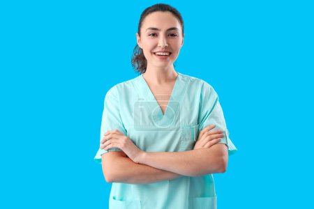 Asistente médica femenina sobre fondo azul claro