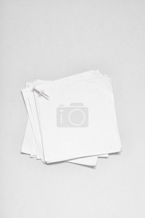 Foto de Notas adhesivas con pin sobre fondo blanco - Imagen libre de derechos