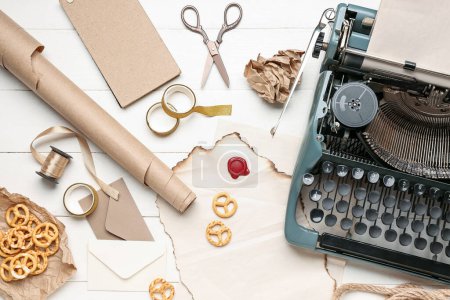 Téléchargez les photos : Composition avec machine à écrire vintage, parchemins, snacks et ciseaux sur table en bois blanc - en image libre de droit