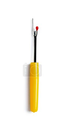 Téléchargez les photos : Extracteur de couture avec poignée en plastique jaune isolé sur fond blanc - en image libre de droit