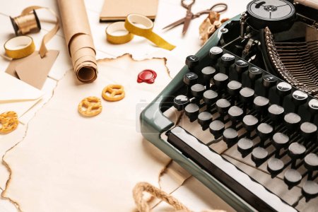 Téléchargez les photos : Composition avec machine à écrire vintage, parchemins et snacks sur table en bois blanc - en image libre de droit