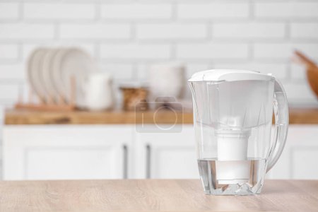 Téléchargez les photos : Pichet filtre à eau sur la table dans la cuisine moderne - en image libre de droit