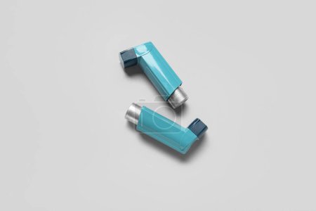 Téléchargez les photos : Inhalateurs d'asthme sur fond gris - en image libre de droit