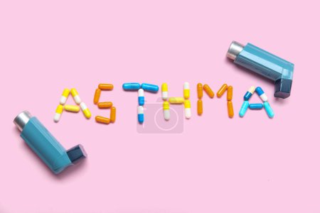 Téléchargez les photos : Mot ASTHMA fait de pilules et inhalateurs sur fond rose - en image libre de droit