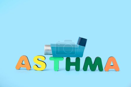Téléchargez les photos : Mot ASTHMA et inhalateur sur fond bleu - en image libre de droit
