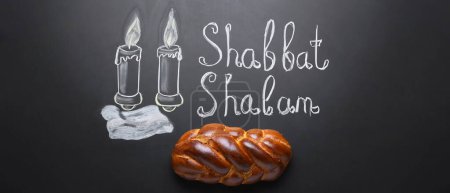 Gezeichnete glühende Kerzen, Schriftzug SHABBAT SHALOM und traditionelles Challah-Brot auf Tafel