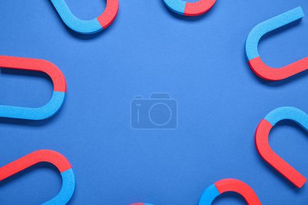 Téléchargez les photos : Cadre en aimants sur fond bleu - en image libre de droit