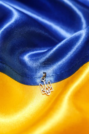 Foto de Colgante con escudo de armas ucraniano en bandera - Imagen libre de derechos