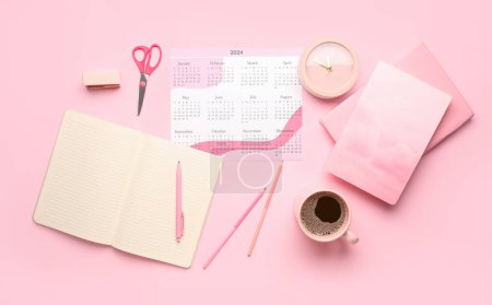 Komposition mit Kalender, Tasse Kaffee, Wecker und Schreibwaren auf rosa Hintergrund