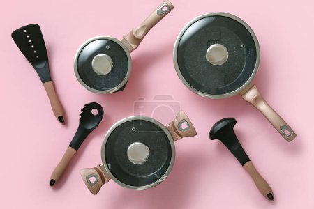 Foto de Set de utensilios de cocina sobre fondo rosa - Imagen libre de derechos