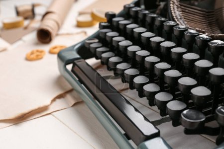 Téléchargez les photos : Machine à écrire vintage avec parchemin sur table en bois blanc, gros plan - en image libre de droit
