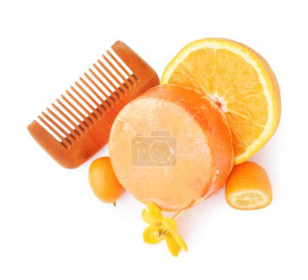 Téléchargez les photos : Barre de shampooing solide avec oranges, kumquat et peigne sur fond blanc - en image libre de droit