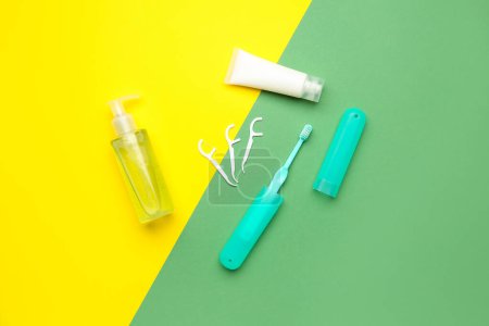 Foto de Set de higiene bucal sobre fondo amarillo y verde - Imagen libre de derechos