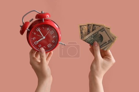 Mujer con reloj despertador y billetes de dólar sobre fondo de color