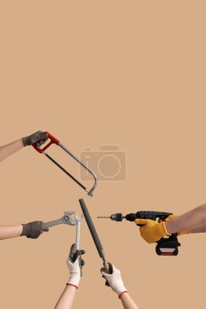 Téléchargez les photos : Mains féminines et masculines tenant différents outils de construction sur fond beige - en image libre de droit