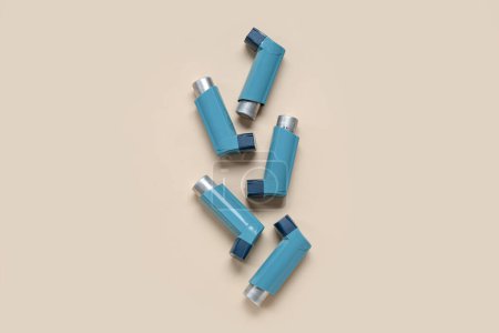 Téléchargez les photos : Inhalateurs d'asthme sur fond beige - en image libre de droit