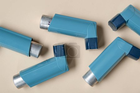 Téléchargez les photos : Inhalateurs d'asthme sur fond beige - en image libre de droit