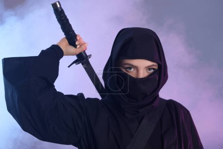 Weibliche Ninja mit Schwert auf farbigem Hintergrund