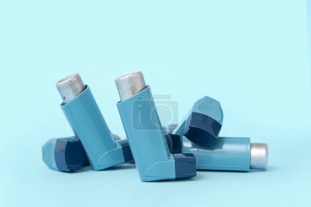 Téléchargez les photos : Asthma inhalers on blue background - en image libre de droit