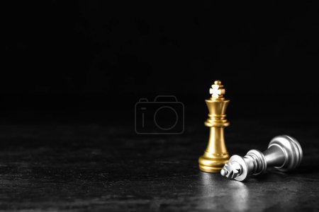 Foto de Piezas de ajedrez sobre fondo oscuro. Concepto de perdedor - Imagen libre de derechos