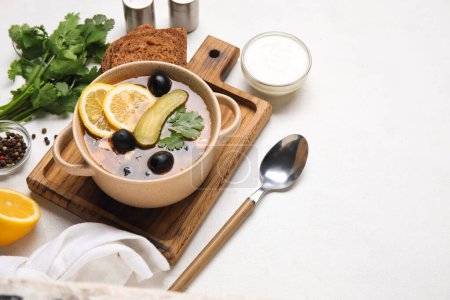 Téléchargez les photos : Pot avec soupe Hodgepodge savoureuse sur fond clair - en image libre de droit