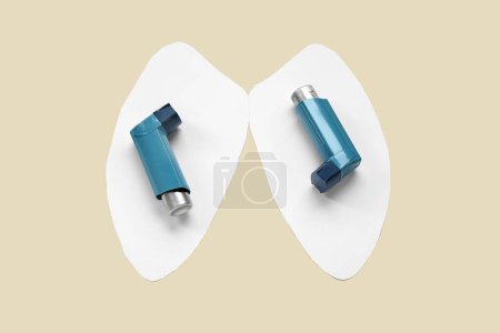 Téléchargez les photos : Poumons en papier et inhalateurs d'asthme sur fond beige - en image libre de droit
