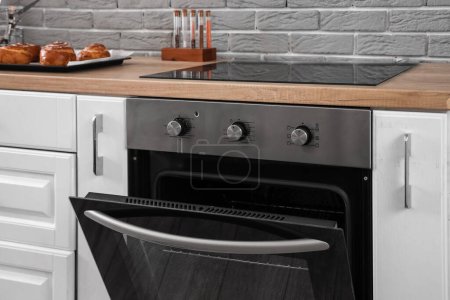 Téléchargez les photos : Four électrique ouvert avec cuisinière à l'intérieur de la cuisine, gros plan - en image libre de droit