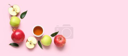 Foto de Granadas maduras, manzanas y miel sobre fondo rosa con espacio para el texto. Rosh Hashaná (Año Nuevo Judío) celebración - Imagen libre de derechos