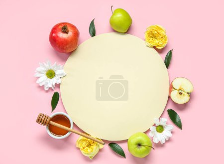 Foto de Composición con tarjeta en blanco, frutas maduras, flores y miel sobre fondo rosa. Rosh hashaná (Año Nuevo Judío) celebración - Imagen libre de derechos