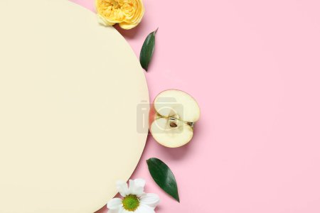 Foto de Composición con tarjeta en blanco, manzana y flores sobre fondo rosa, primer plano. Rosh hashaná (Año Nuevo Judío) celebración - Imagen libre de derechos