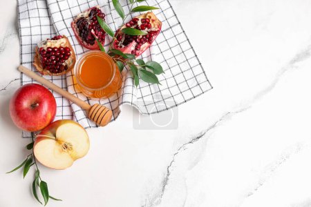 Komposition mit einem Glas Honig und Früchten auf hellem Hintergrund. Rosch Haschana (jüdisches Neujahr)