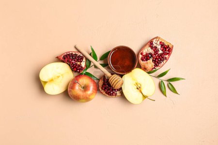 Foto de Tazón de miel, granada y manzanas para la celebración de Rosh Hashaná (Año Nuevo judío) sobre fondo rosa - Imagen libre de derechos
