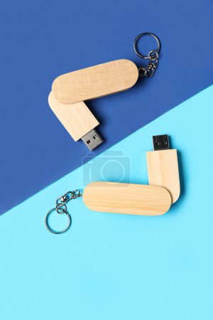 Foto de Unidades flash USB de madera sobre fondo azul - Imagen libre de derechos