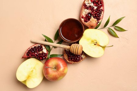 Foto de Tazón de miel, granada y manzanas para la celebración de Rosh Hashaná (Año Nuevo judío) sobre fondo rosa - Imagen libre de derechos