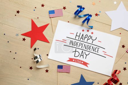 Foto de Tarjeta de felicitación para el Día de la Independencia, estrellas y banderas de Estados Unidos sobre fondo de madera clara - Imagen libre de derechos