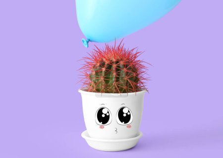 Foto de Cactus en maceta con cara bonita dibujada y globo de aire sobre fondo lila - Imagen libre de derechos