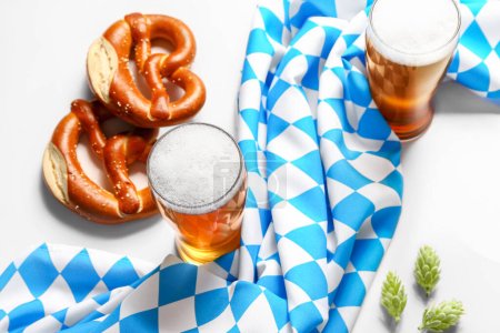 Foto de Bandera de Baviera, jarras con cerveza y pretzels sobre fondo blanco - Imagen libre de derechos