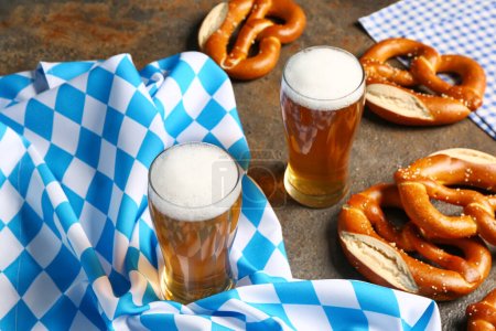Foto de Bandera de Baviera, jarras con cerveza y pretzels sobre fondo oscuro - Imagen libre de derechos