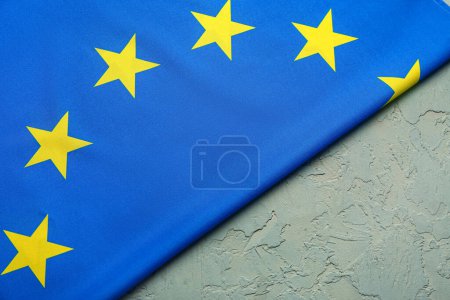 Foto de Bandera de unión europea sobre fondo azul - Imagen libre de derechos