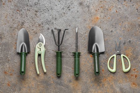Foto de Conjunto de herramientas de jardinería sobre fondo grunge gris - Imagen libre de derechos