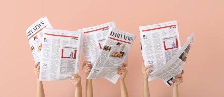 Téléchargez les photos : Mains féminines avec journaux sur fond rose - en image libre de droit