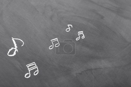 Téléchargez les photos : Différentes notes de musique sur fond noir - en image libre de droit