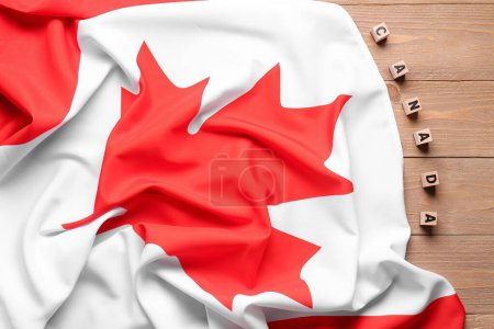 Téléchargez les photos : Drapeau du Canada sur fond en bois - en image libre de droit