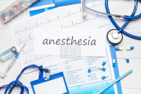 Foto de Portapapeles con palabra ANESTESIA y suministros médicos sobre fondo de madera blanca - Imagen libre de derechos