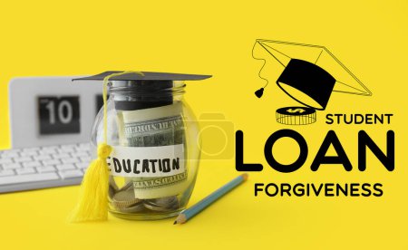 Foto de Sombrero de graduación y tarro con ahorros para la educación sobre fondo amarillo. Préstamo estudiantil Perdón - Imagen libre de derechos