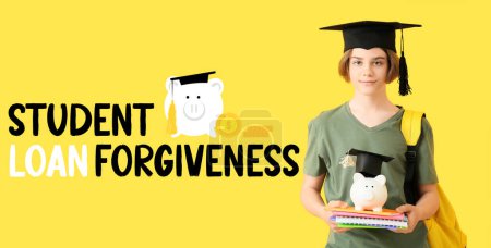Foto de Adolescente con sombrero de graduación y ahorros para la educación sobre fondo amarillo. Préstamo estudiantil Perdón - Imagen libre de derechos