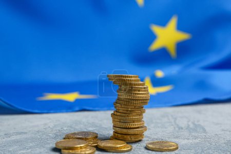 Téléchargez les photos : Euro cents sur fond bleu - en image libre de droit