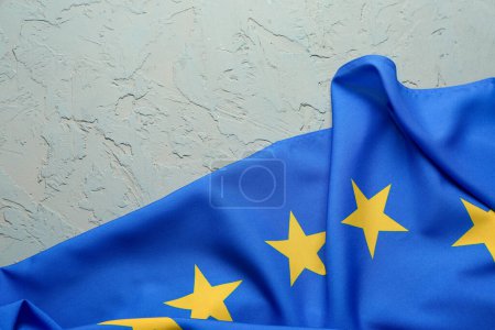 Téléchargez les photos : Drapeau de l'Union européenne sur fond bleu - en image libre de droit